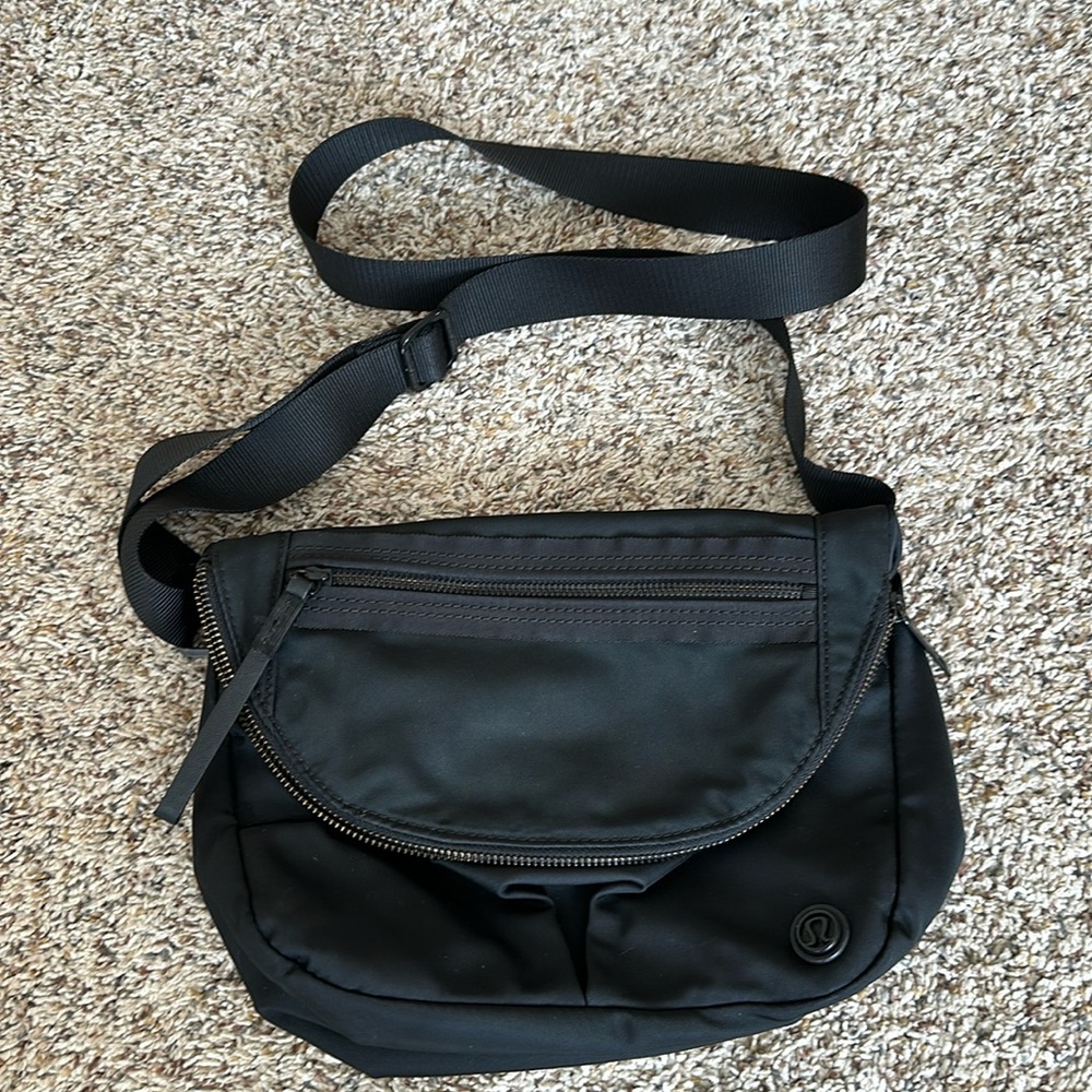 Lululemon black cross body bag